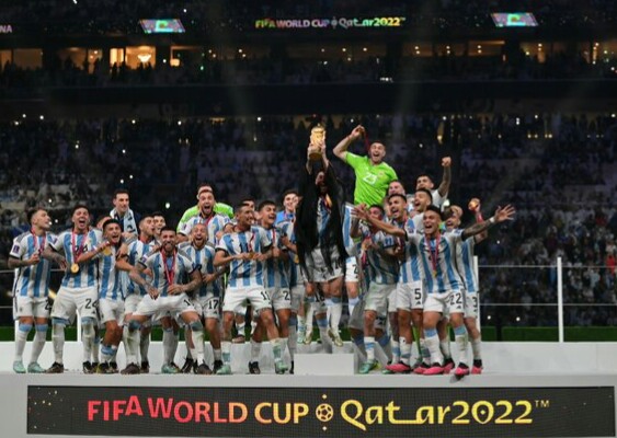 آرژانتین قهرمان جام جهانی ۲۰۲۲ شد/ مسی جام جهانی را بالای سر برد